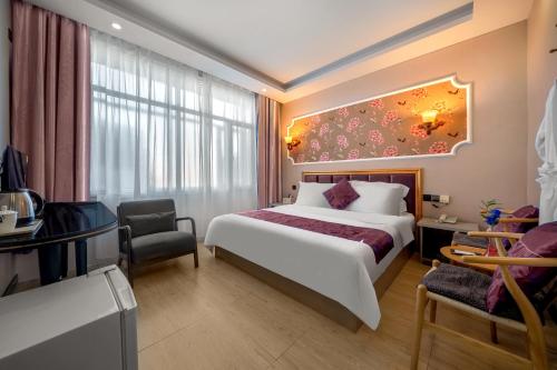哈尔滨新启航宾馆哈尔滨太平机场店的酒店客房设有一张大床和一张书桌。