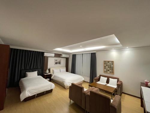 保宁市Hotel Terramar的酒店客房配有两张床和一张书桌