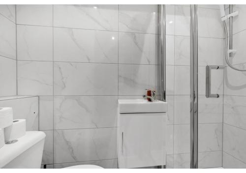 伦敦Serene Bliss: Perfect Studio For 2的带淋浴和卫生间的白色浴室