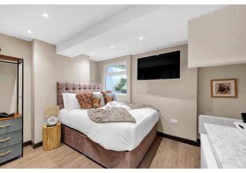 伦敦Serene Bliss: Perfect Studio For 2的一间卧室配有一张大床和一台平面电视