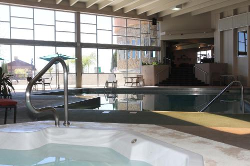 布莱斯格林威尔酒店的大楼内一个带水槽的大型游泳池