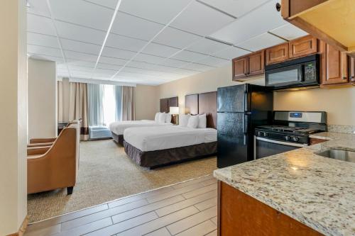 Triadelphia康福特茵套房酒店的酒店客房带两张床和厨房