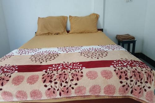 普拉亚OYO 93359 Kawi Homestay的床上有五颜六色的床罩
