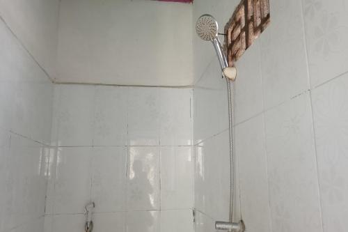 普拉亚OYO 93359 Kawi Homestay的带淋浴喷头的浴室