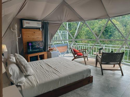 姆杜克Moondock Luxury Camp的一间卧室,配有带一张床和一张桌子的帐篷