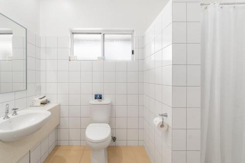 阿波罗湾Comfort Inn The International的白色的浴室设有卫生间和水槽。