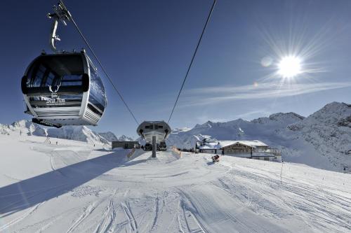 奥伯古格尔Skihotel Haus Gurgl的雪覆盖的山顶上的滑雪缆车
