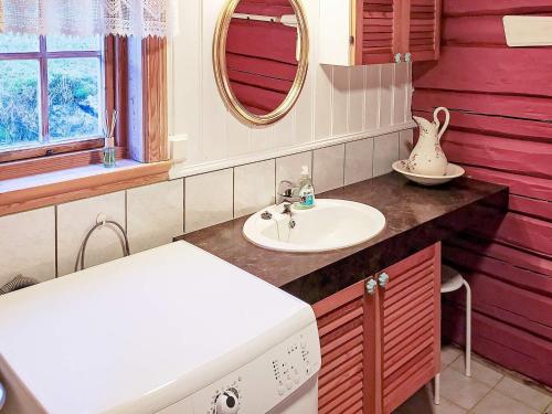 格里姆斯塔Holiday home Grimstad的一间带水槽和镜子的浴室