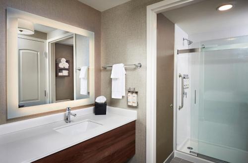 滨湖尼亚加拉Staybridge Suites Niagara-On-The-Lake, an IHG Hotel的一间带水槽和淋浴的浴室