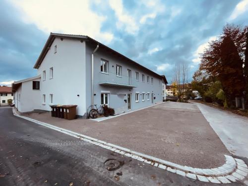 巴特特尔茨Alte Seifensiederei - Malala的一座白色的建筑,旁边停着一辆自行车