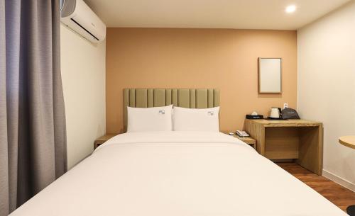 浦项Hotel Daon的卧室配有一张白色大床