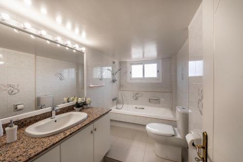普拉特斯Platres Forest Panorama Cottage的白色的浴室设有水槽和卫生间。