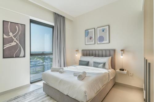 迪拜Bayshore 4, Creek Harbour - 1BR Apartment - Allsopp&Allsopp的一间卧室设有一张大床和一个大窗户