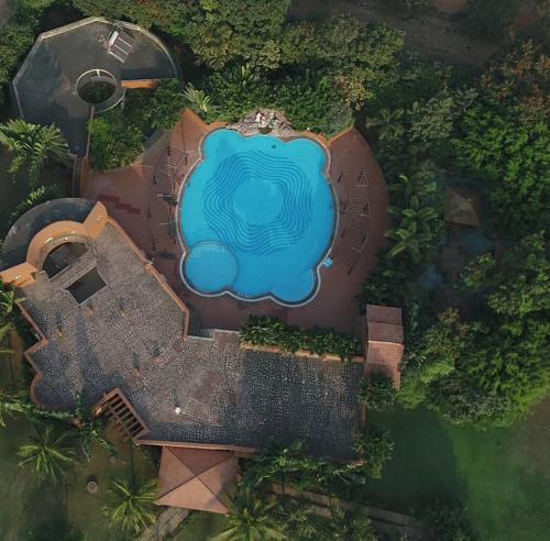 亨比Vijayshree Resort, Hampi的享有带游泳池的别墅的顶部景致
