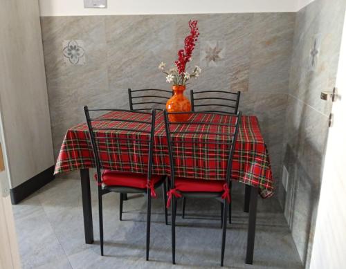 罗马casaLucina的餐桌、红色椅子和花瓶