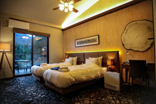 饭田市ホテル風の山的一间卧室设有一张大床和一个窗户。