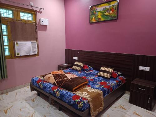 ShivpuriRatan Homestay的一间卧室配有一张床和紫色的墙壁