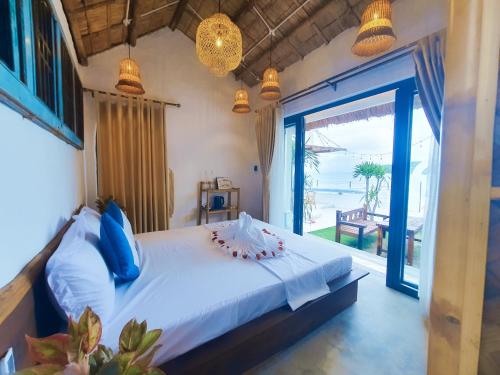 Phú Hạnh (5)Santa Fe House - Gành Đá Đĩa的一间卧室设有一张床,享有海景