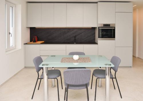门德里西奥Modern apartment Dora的厨房里配有餐桌和椅子