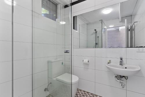 Tanawha布德林姆菲斯特汽车旅馆的白色的浴室设有卫生间和水槽。