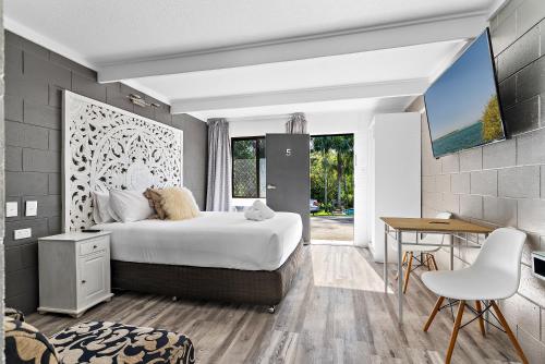 Tanawha布德林姆菲斯特汽车旅馆的一间卧室配有一张床、一张书桌和一台电视。
