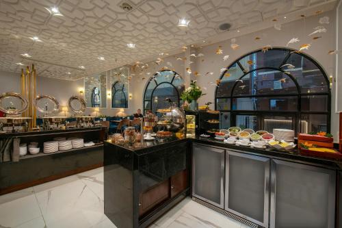 河内河内倾城酒店的一间餐厅,上面有食物柜台