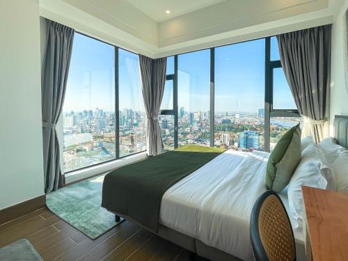 金边Prince Huan Yu Center Hotel & Residence太子寰宇中心酒店公寓的一间卧室设有一张大床和大窗户