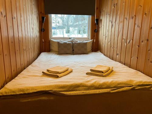 RaulandApartment Grønlid的房间里的一张床位,上面有两条毛巾