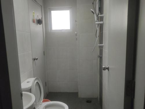 峇冬加里Hulu Yam Musliim Homestay的白色的浴室设有卫生间和水槽。