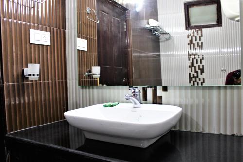 马拉里Hotel Vijayant的一间带水槽和镜子的浴室