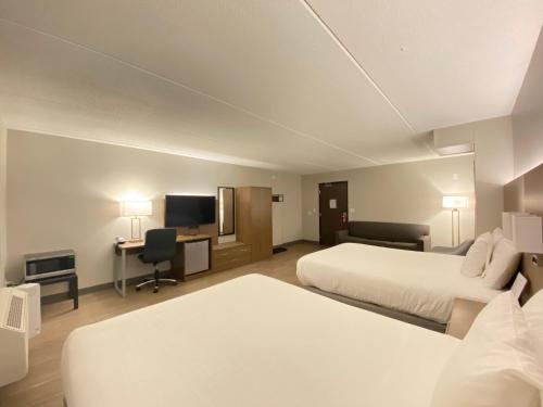 马凯特Superior Stay Hotel的酒店客房设有两张床和一台平面电视。