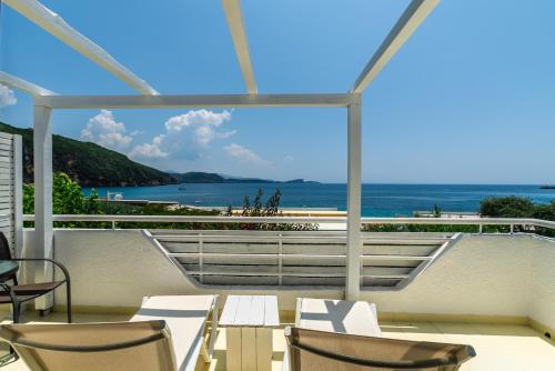 帕尔加N. Ammos Lichnos的阳台配有椅子,享有海景。