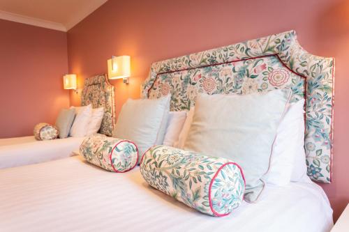 布莱克浦喜来登酒店的酒店的客房 - 带两张带枕头的床
