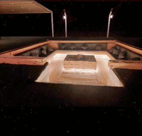 Al RahbaMy Resort的黑暗中铺有木地板的舞台