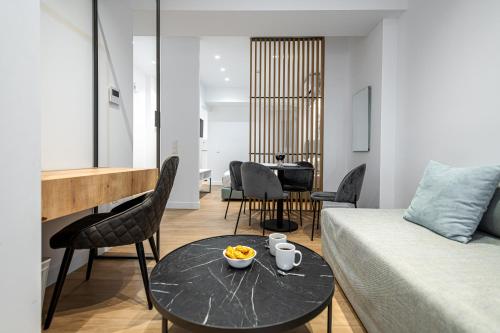雅典Kriel Suites by LIV Homes的客厅配有床和桌子