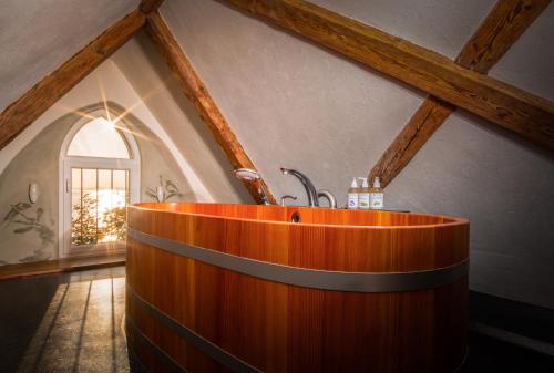 朗根阿根阿姆茨霍夫酒店的客房内的木浴缸浴室