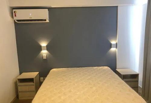 孔塔任recanto do aconchego的一间卧室配有带2个床头柜和2盏灯的床