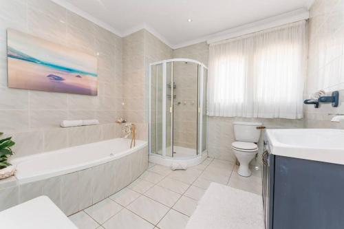 巴利托Lalaria Ocean Villa Suite 4的带浴缸、卫生间和盥洗盆的浴室
