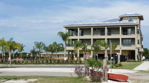 塔瓦雷斯Key West Resort - Lake Dora的一座棕榈树环绕的大建筑