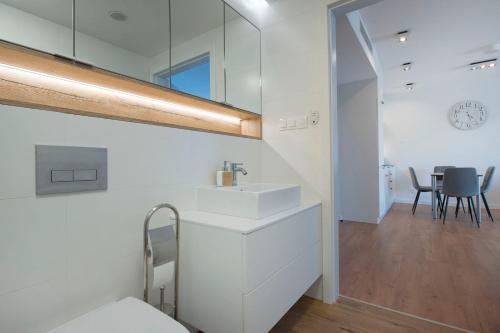 波别罗沃Apartament Premium PINEA 102的白色的浴室设有水槽和桌子