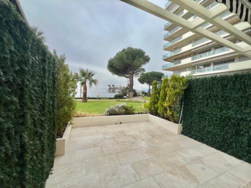 戛纳Château de la mer, by Welcome to Cannes的一个带树 ⁇ 和建筑物的庭院