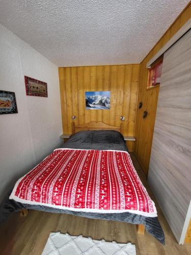 圣沙夫雷Les Mélèzes的红色被子的房间里一张床位