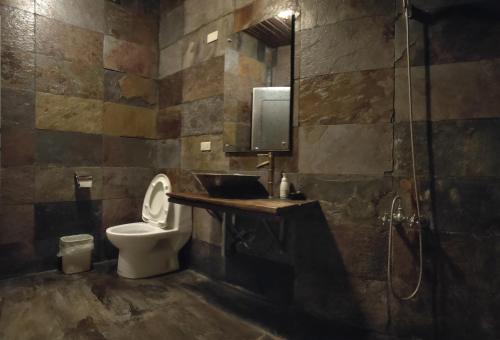 Dongshi昭月民宿的浴室配有卫生间、盥洗盆和淋浴。