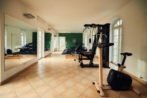 Lenzenahead burghotel的健身房设有跑步机,健身房提供健身自行车