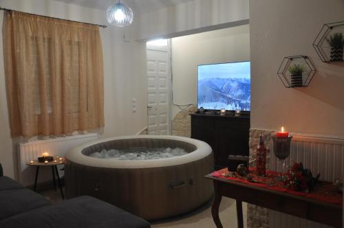 赫索尼索斯Manos House Hersonisos的客厅设有大浴缸和电视。