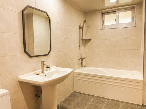 保宁市Hotel Terramar的浴室配有盥洗盆和浴缸。