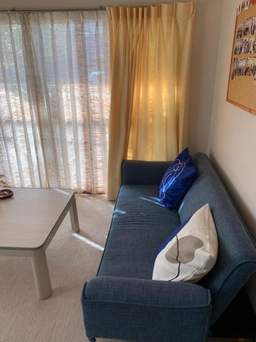 端岛Guesthouse Hope的客厅配有蓝色的沙发和桌子