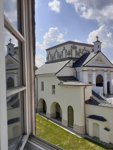 维尔纽斯Domus Maria的享有大楼景致的开放式窗户