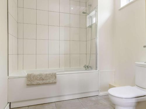 梅瑟蒂德菲尔1 Bed in Aberdare 82906的白色的浴室设有浴缸和卫生间。