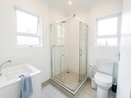 德班Secure, Peaceful Modern Cottage for Two的带淋浴、卫生间和盥洗盆的浴室